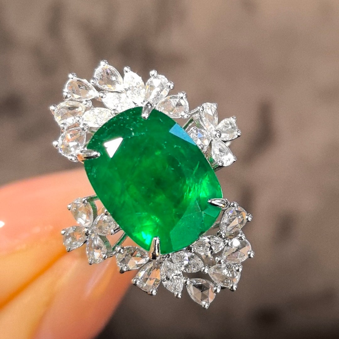 14k Gold 6.10 Ctw Vivid Green Natural Emerald & Diamond Ring - 2