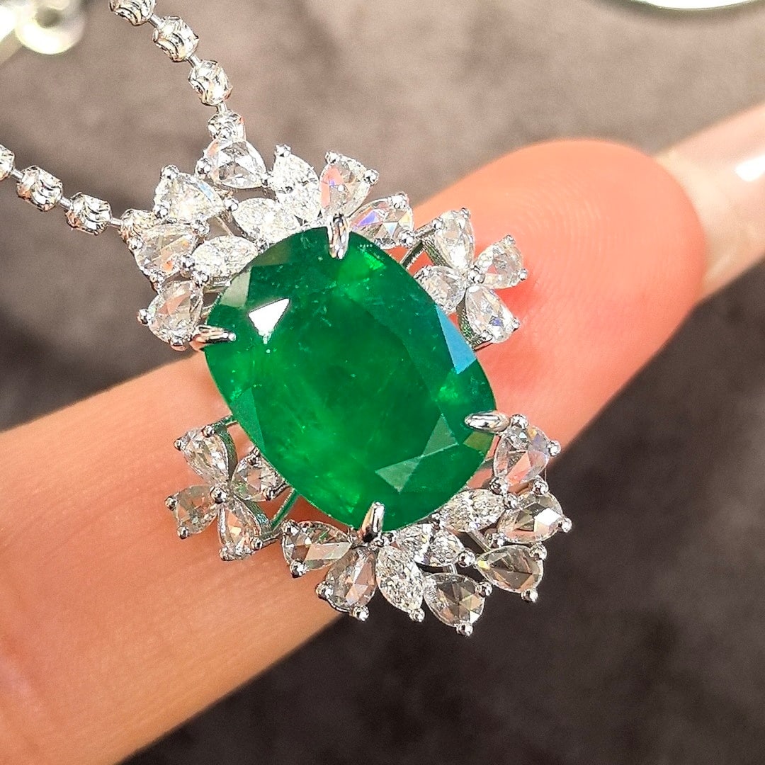 14k Gold 6.10 Ctw Vivid Green Natural Emerald & Diamond Ring - 3