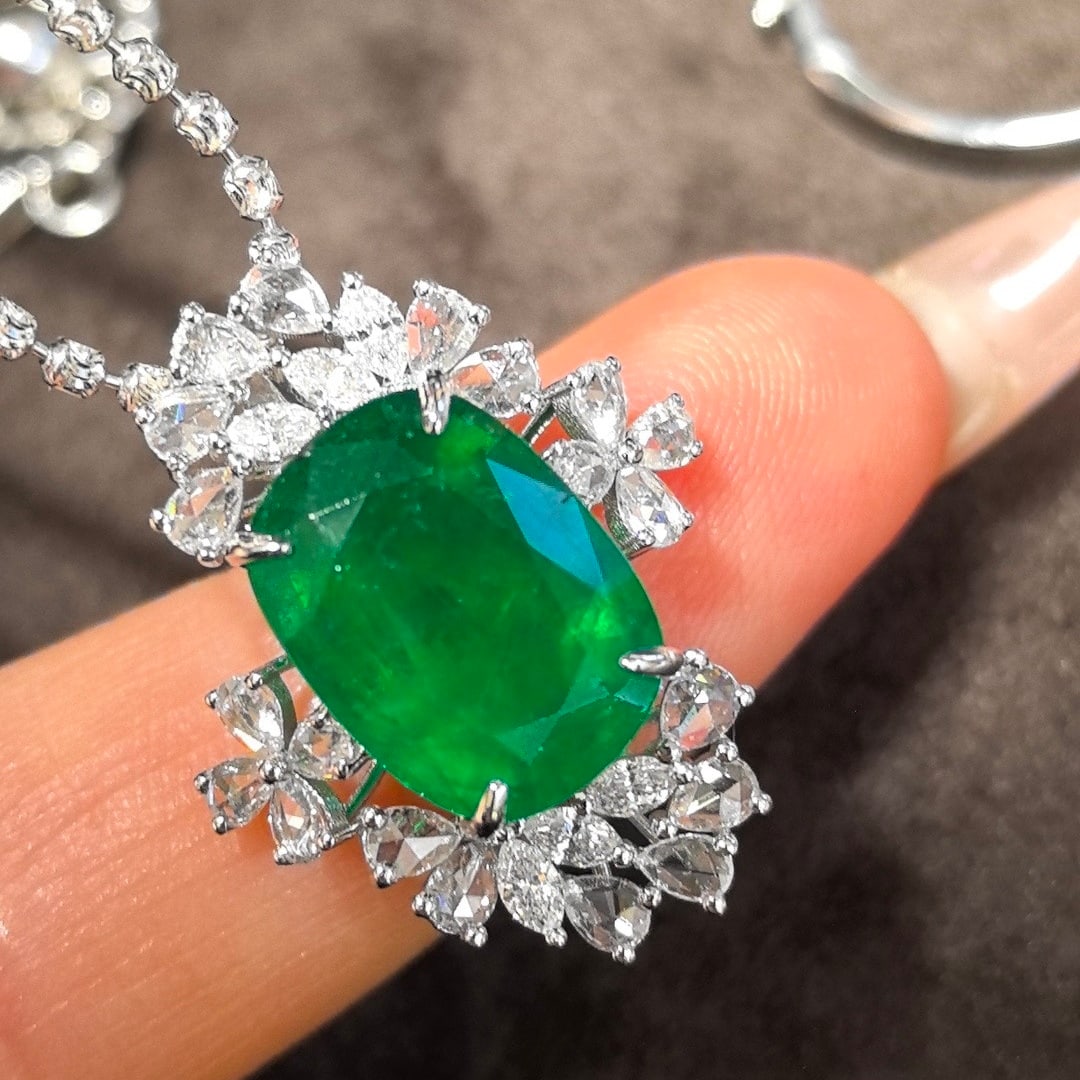 14k Gold 6.10 Ctw Vivid Green Natural Emerald & Diamond Ring - 4