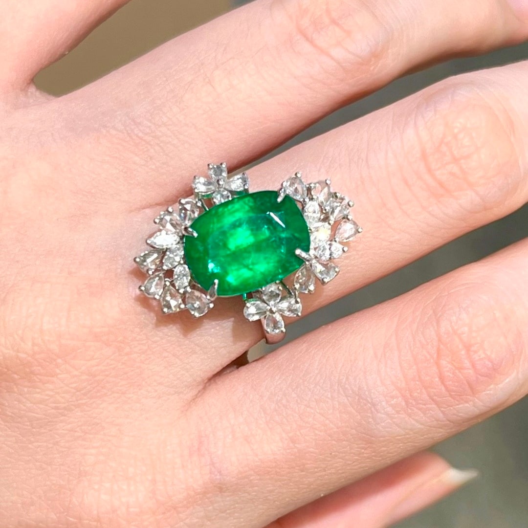 14k Gold 6.10 Ctw Vivid Green Natural Emerald & Diamond Ring - 5