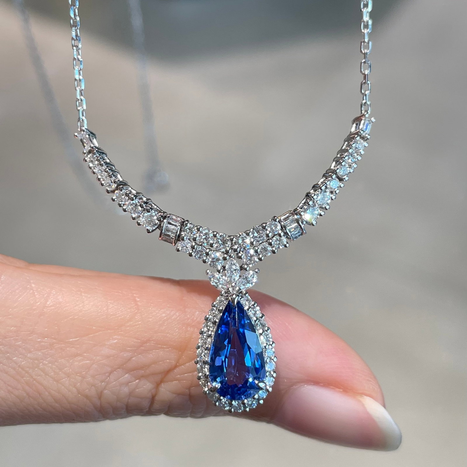 14k Gold 1.6 Ct Natural Sapphire & Diamond Necklace: Ref:231094214 // gold content:14k gold // main gemstone:sapphire // shape:pear // carat weight:1. 6ct // color:blue // treatment:natural // // adjacent gemstone 2 : diamond // shape:multiple // clarit
