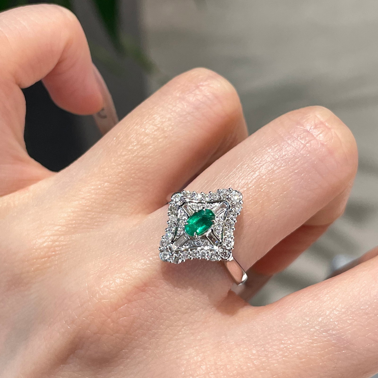 14k Gold 0.2 Ct Vivid Green Natural Emerald & Diamond Ring: Ref:231094220 // gold content:14k gold // ring size:7. 25us // // main gemstone:emerald // shape:oval // carat weight:0. 2ct // color:vivid green // treatment:natural // // adjacent gemstone 2 : diamo