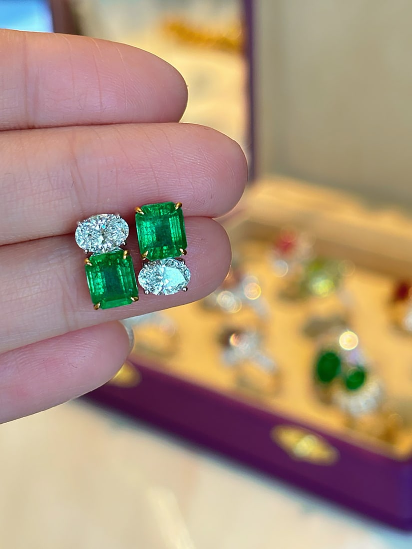 14k Gold 3.18 Ctw Vivid Green Natural Emerald & Lab Grown Diamond Earrings: Ref:231094223 // gold content:14k gold // main gemstone:emerald // shape:octagonal // carat weight:2. 08ct // color:vivid green // treatment:natural // // adjacent gemstone 2 : lab grown diamond //