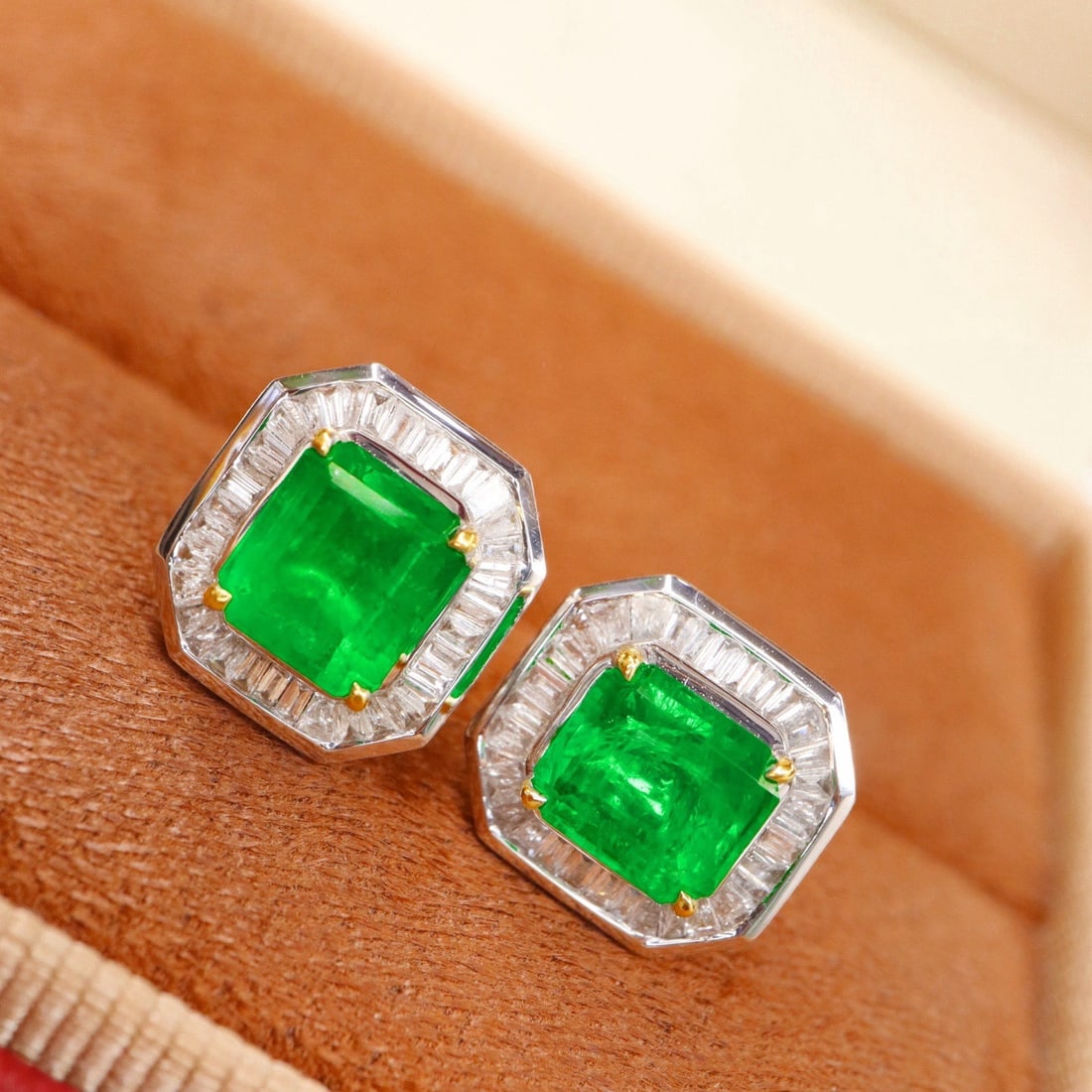 14k Gold 2.22 Ctw Vivid Green Natural Emerald & Diamond Earrings: Ref:231094228 // gold content:14k gold // main gemstone:emerald // shape:octagonal // carat weight:1. 88ct // color:vivid green // treatment:natural // // adjacent gemstone 2 : diamond //