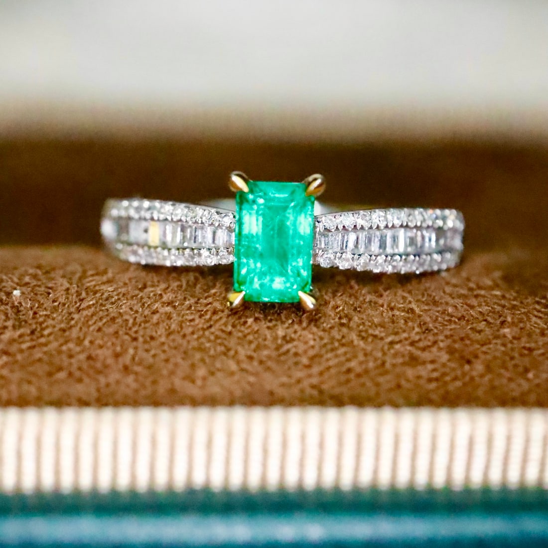 14k Gold 0.85 Ctw Natural Emerald & Diamond Ring - 2