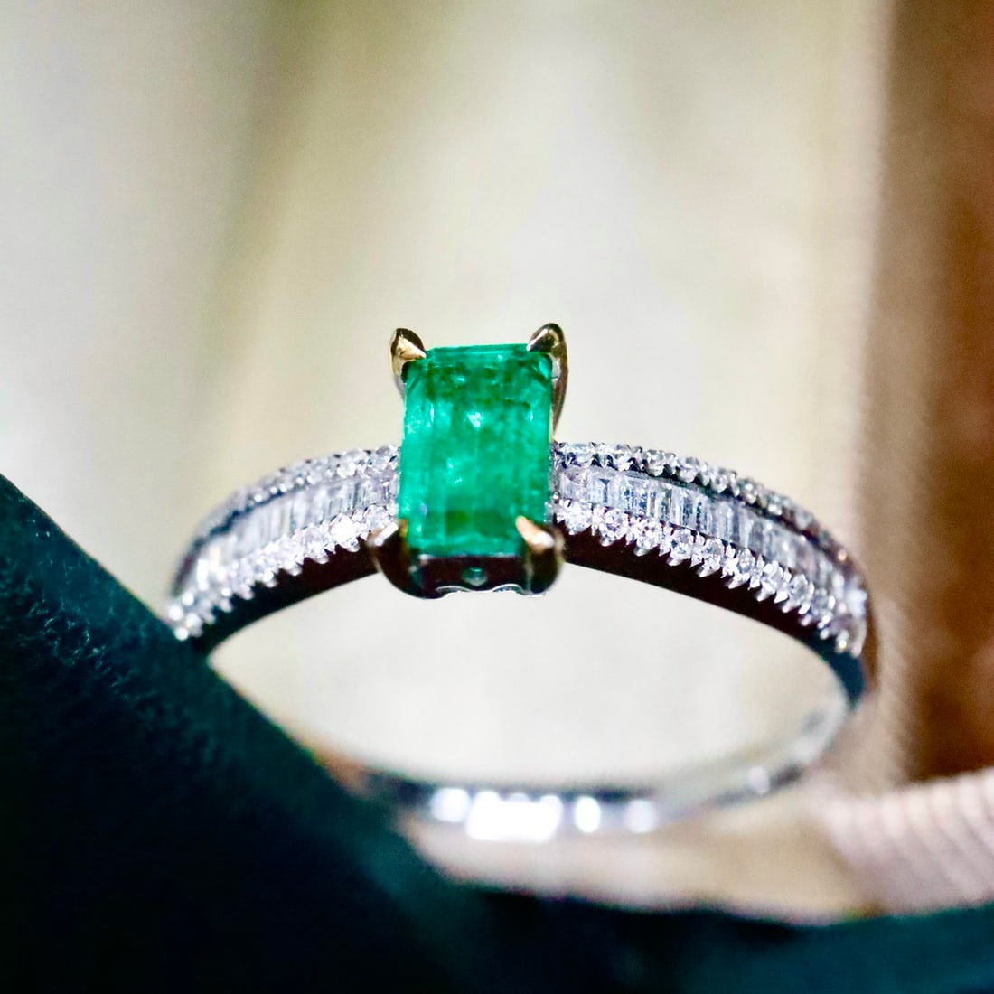 14k Gold 0.85 Ctw Natural Emerald & Diamond Ring - 3