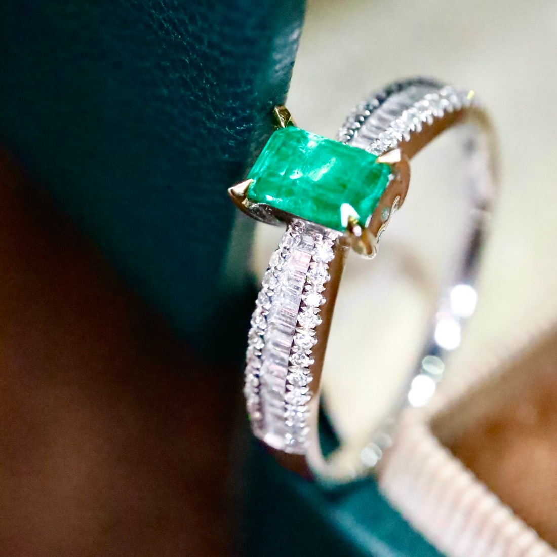 14k Gold 0.85 Ctw Natural Emerald & Diamond Ring - 4