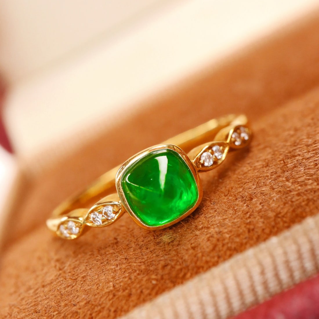 14k Gold 0.68 Ct Vivid Green Natural Emerald & Diamond Ring - 4