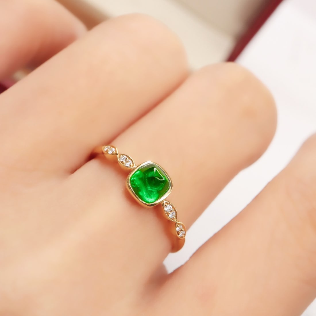 14k Gold 0.68 Ct Vivid Green Natural Emerald & Diamond Ring - 5