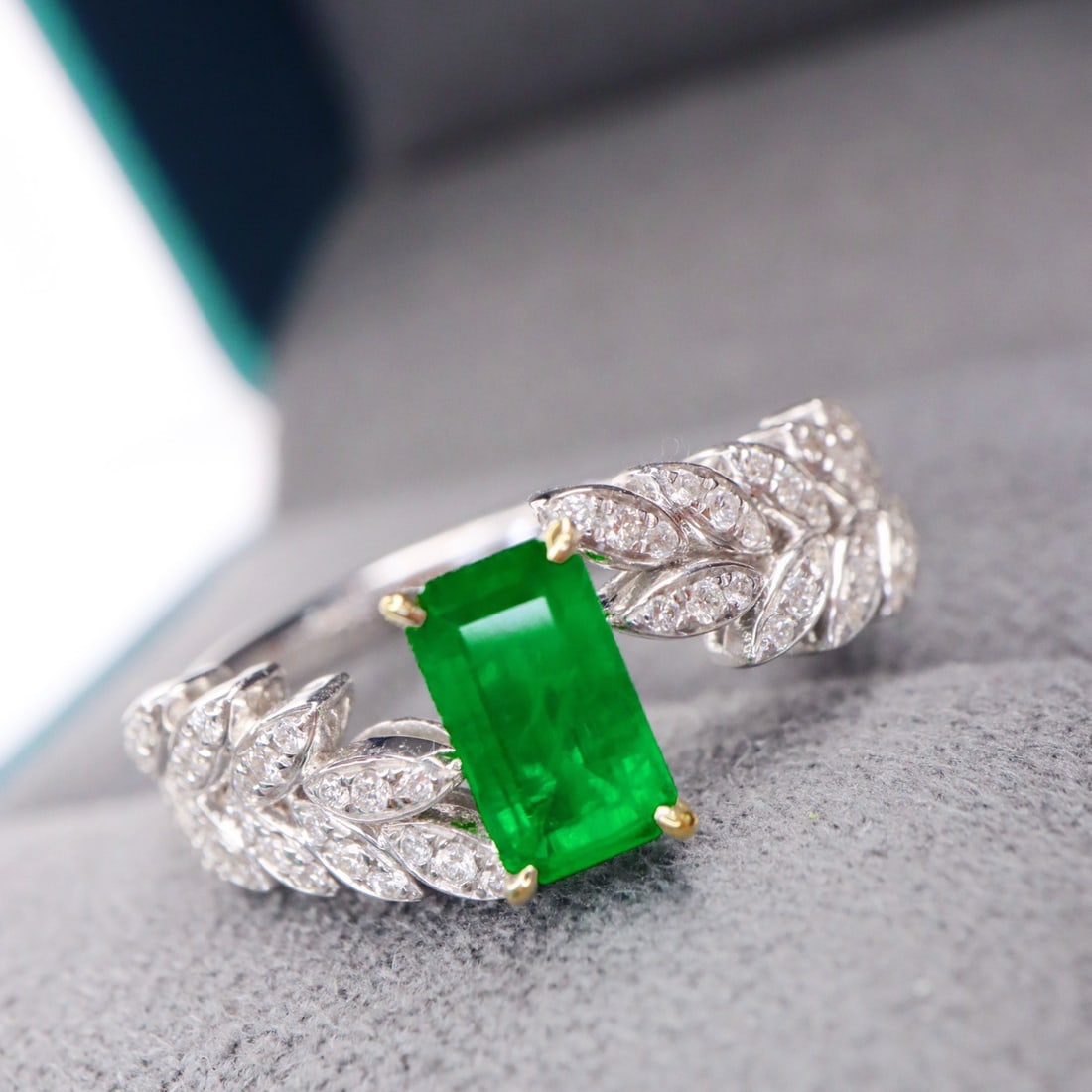 14k Gold 0.94 Ctw Vivid Green Natural Emerald & Diamond Ring - 4