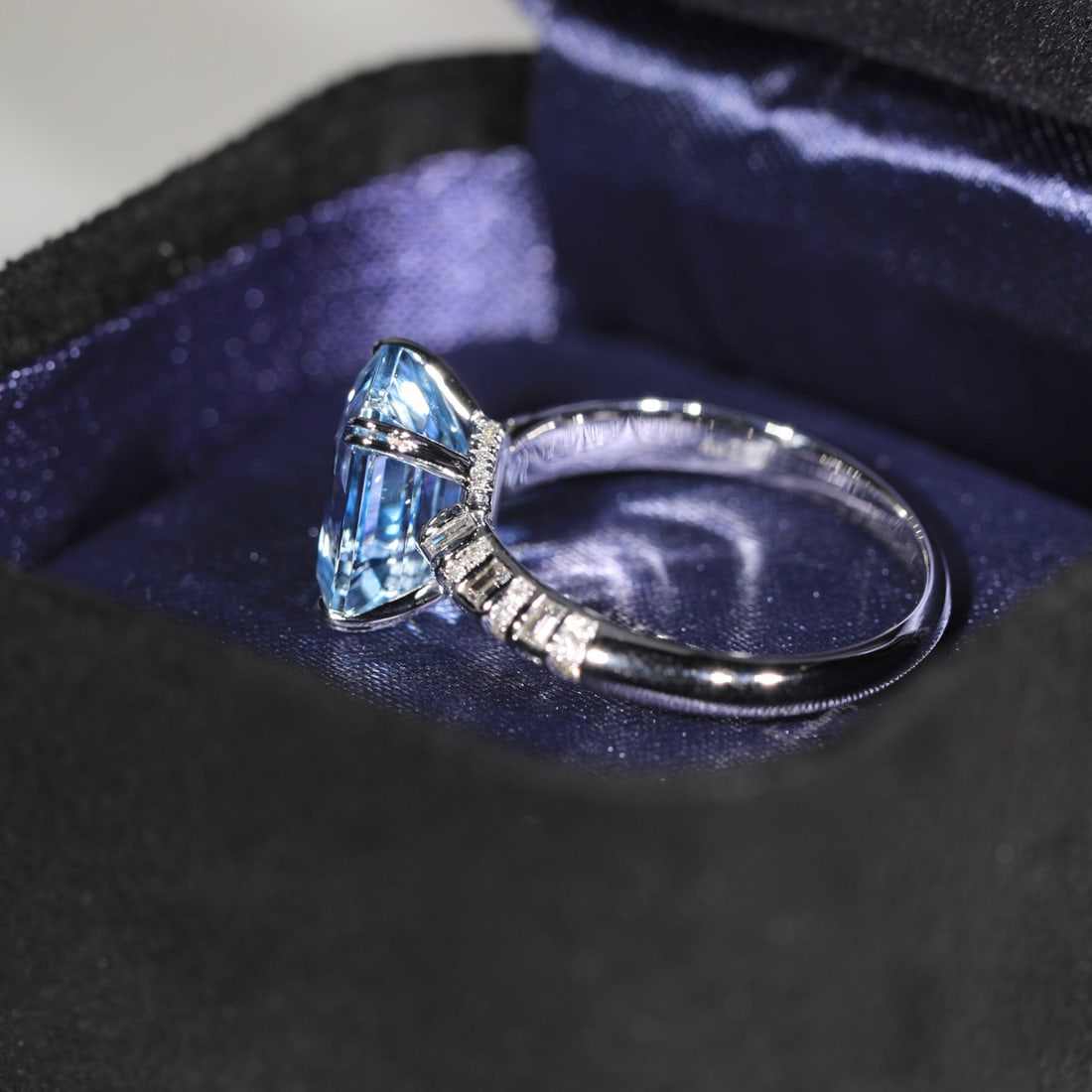 14k Gold 2.5 Ct Natural Aquamarine & Diamond Ring: Ref:231094309 // gold content:14k gold // ring size:7. 25us // // main gemstone:aquamarine // shape:octagonal // carat weight:2. 5ct // color:santa maria color // treatment:natural // // adjacent gems