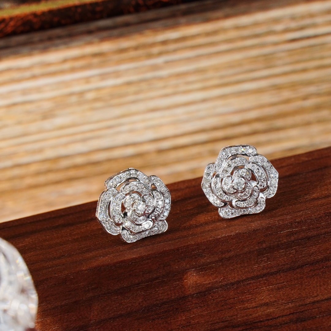 14k Gold 0.3 Ct Natural H Diamond & Flowers Earrings: Ref:231094314 // gold content:14k gold // main gemstone:diamond // shape:round // carat weight:0. 3ct // clarity grade:vs-si // color:h // treatment:natural // cut grade:g // Condition: New Low