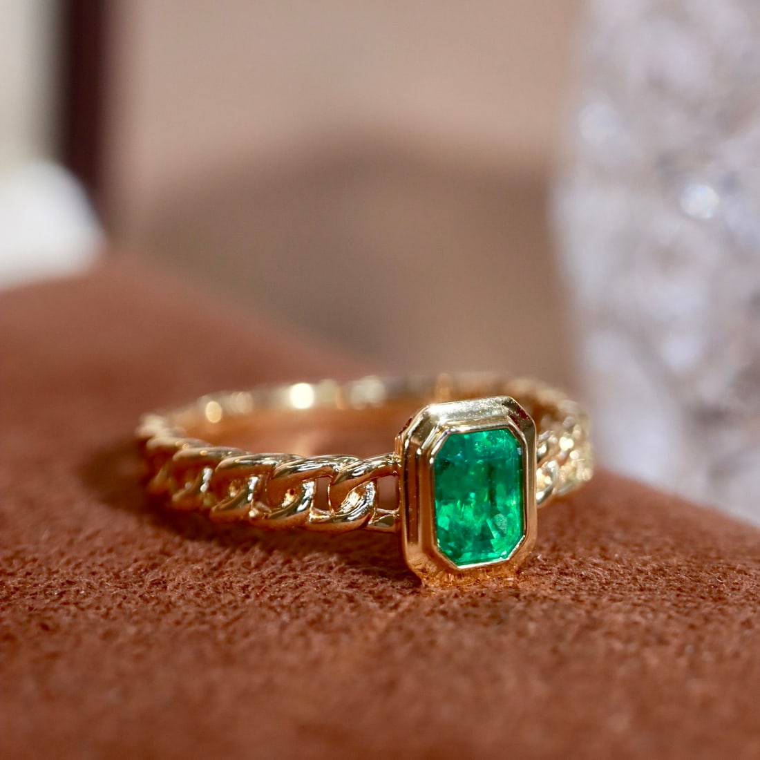 14k Gold 0.43 Ct Vivid Green Natural Emerald Ring - 2
