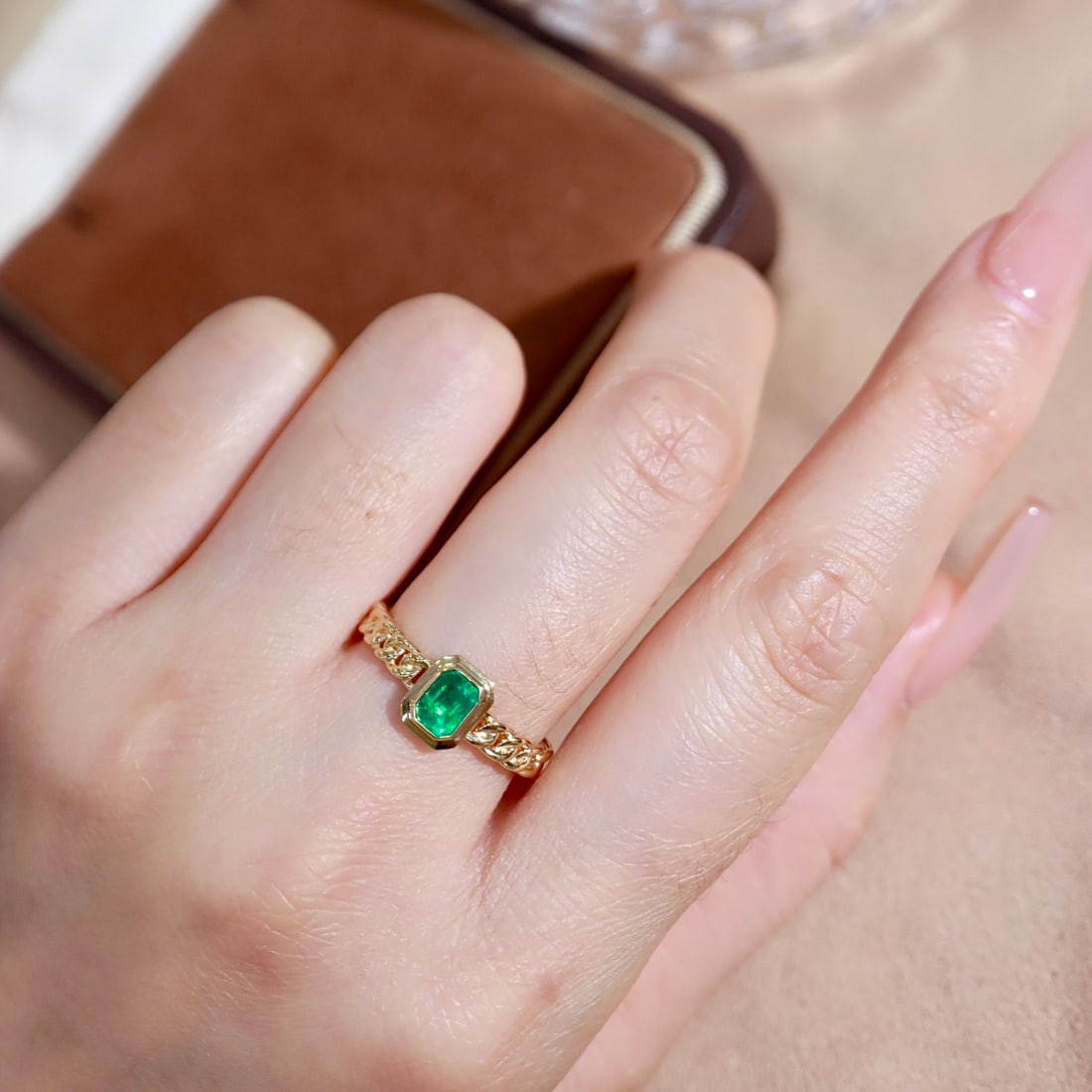 14k Gold 0.43 Ct Vivid Green Natural Emerald Ring - 4