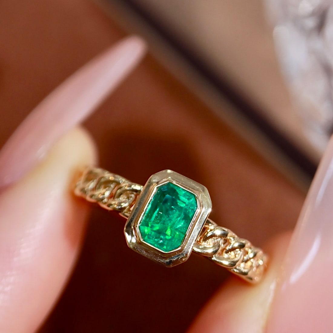 14k Gold 0.43 Ct Vivid Green Natural Emerald Ring - 5