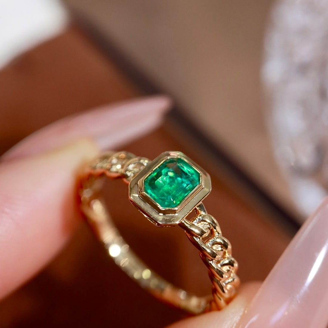14k Gold 0.43 Ct Vivid Green Natural Emerald Ring - 6