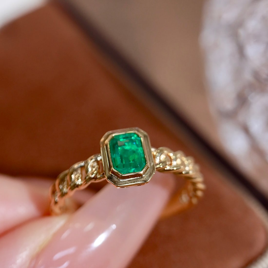 14k Gold 0.43 Ct Vivid Green Natural Emerald Ring - 8