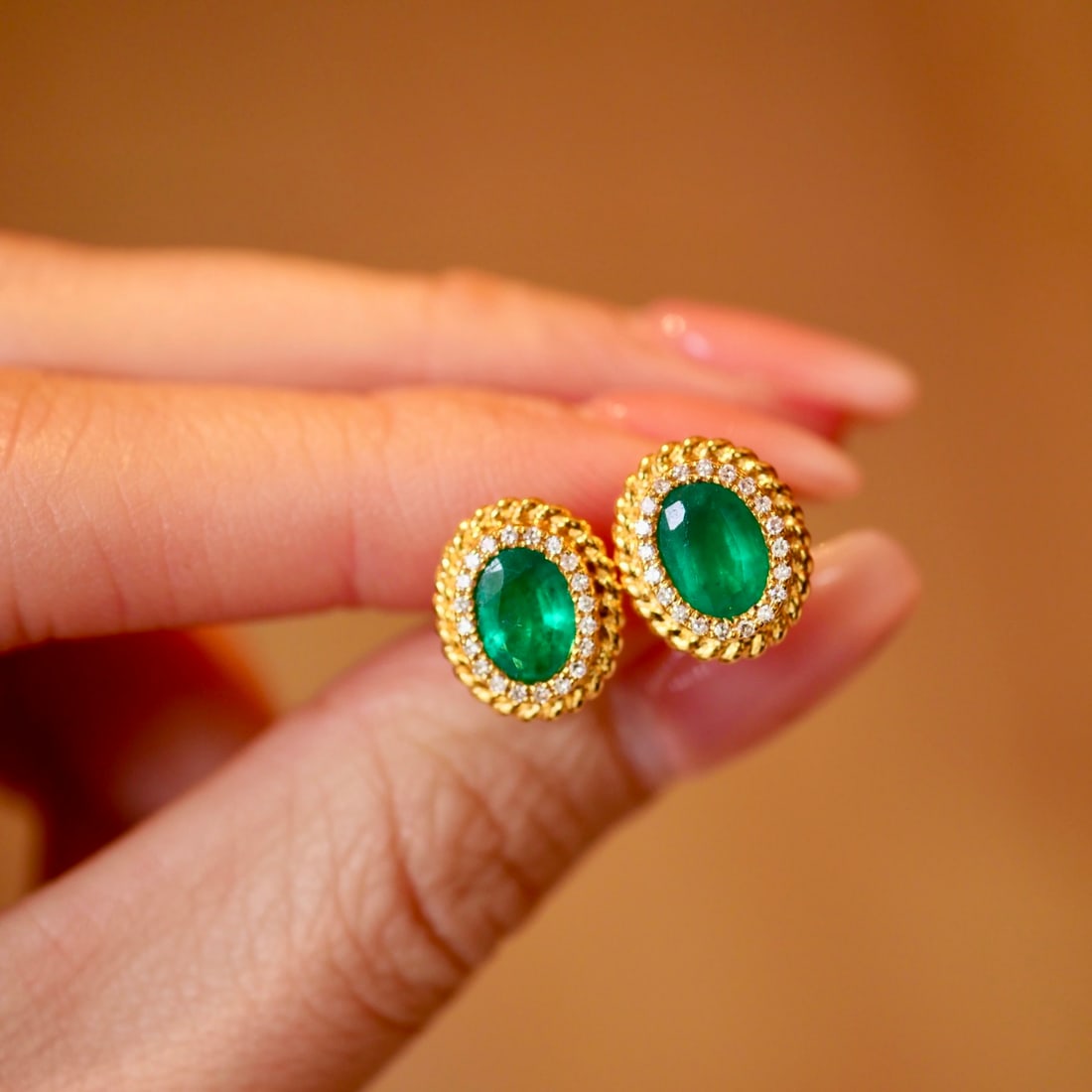 14k Gold 1.58 Ctw Vivid Green Natural Emerald & Diamond Earrings: Ref:231094403 // gold content:14k gold // main gemstone:emerald // shape:oval // carat weight:1. 4ct // color:vivid green // treatment:natural // // adjacent gemstone 2 : diamond // shape:round //