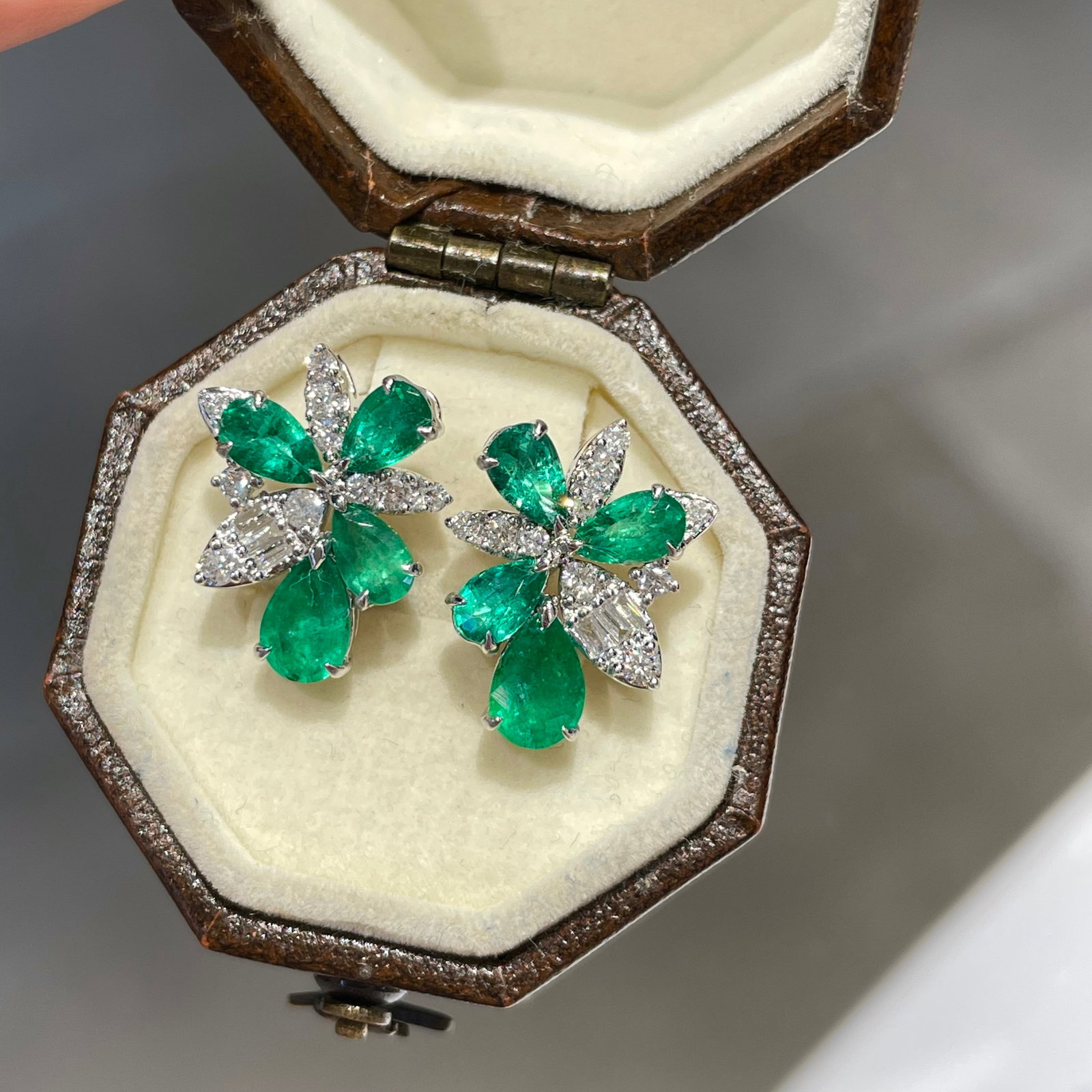 14k Gold 1.8 Ct Vivid Green Natural Emerald & Diamond Earrings: Ref:231094411 // gold content:14k gold // main gemstone:emerald // shape:pear // carat weight:1. 8ct // color:vivid green // treatment:natural // // adjacent gemstone 2 : diamond // shape:multiple // 