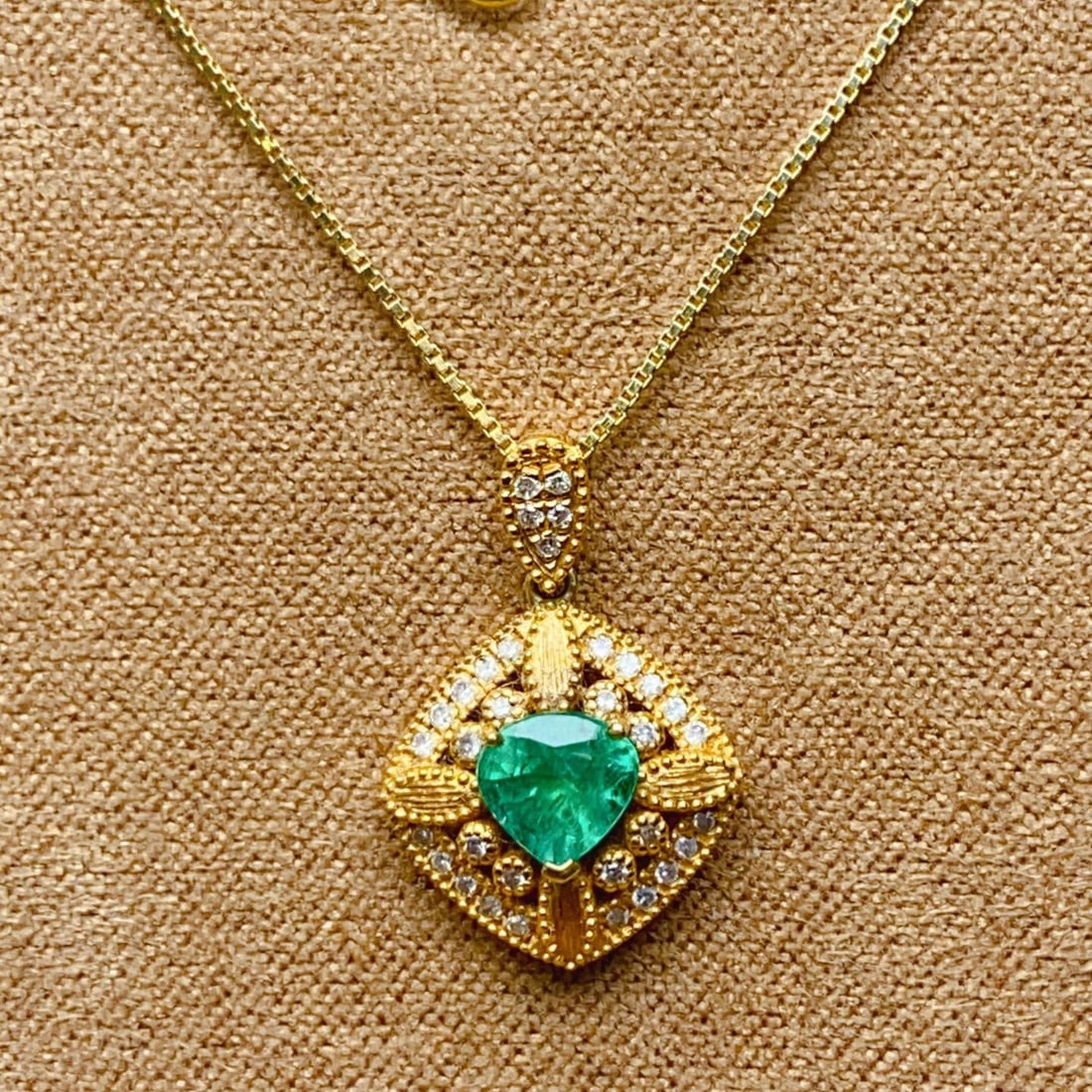 14k Gold 0.5 Ct Natural Emerald & Diamond Pendant( Without Chain ): Ref:231094424 // gold content:14k gold // main gemstone:emerald // shape:pear // carat weight:0. 5ct // color:green // treatment:natural // // adjacent gemstone 2 : diamond // number of stones:33 //
