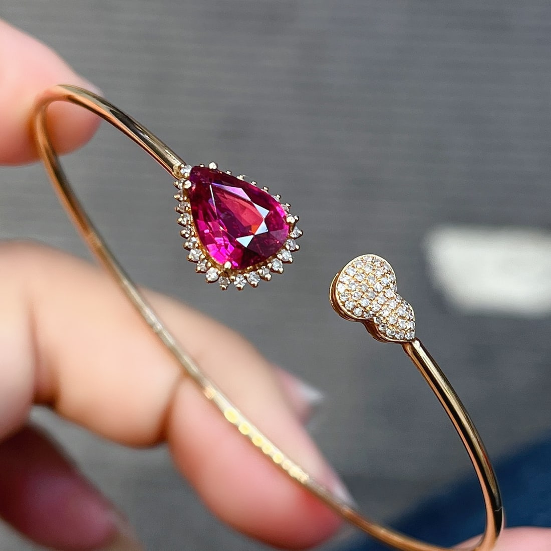 14k Gold 1.50 Ct Natural Tourmaline & Diamond Bangle: Ref:231094433 // gold content:14k gold // main gemstone:tourmaline // shape:pear // carat weight:1. 50ct // color:red // treatment:natural // // adjacent gemstone 2 : diamond // number of stones:78