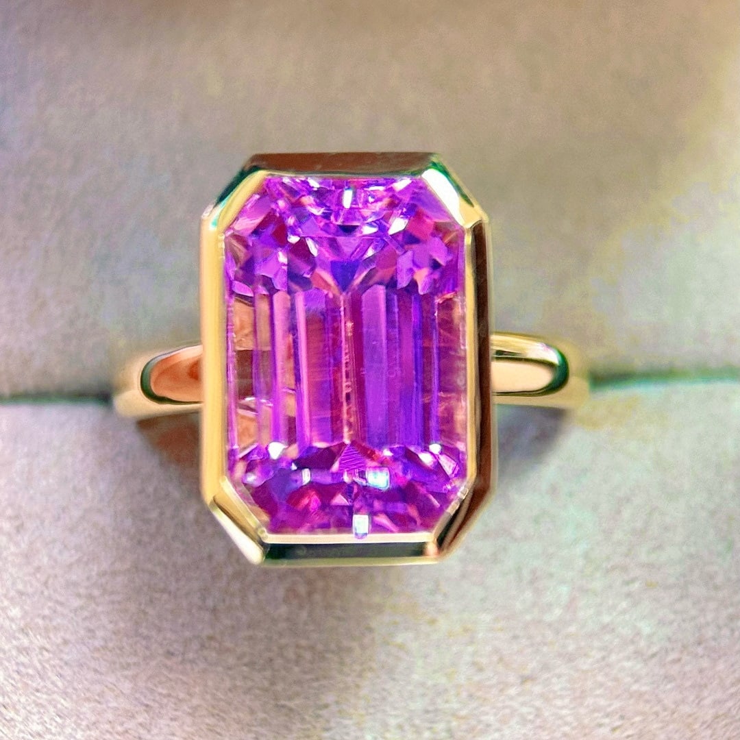 14k Gold 8.50 Ct Natural Kunzite & Solitaire Ring: Ref:231095082 // gold content:14k gold // ring size:7. 25us // // main gemstone:kunzite // shape:octagonal // carat weight:8. 50ct // color:pinkish purple // treatment:natural // Low Estimate: 3700