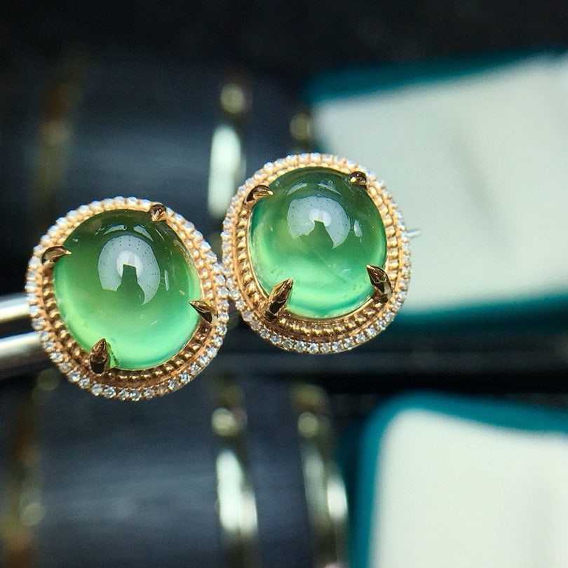 14k Gold 7.9 Ct Natural Prehnite & Diamond Earrings: Ref:231095092 // gold content:14k gold // main gemstone:prehnite // shape:oval // carat weight:7. 9ct // color:green // treatment:natural // // adjacent gemstone 2 : diamond // shape:round // clarity