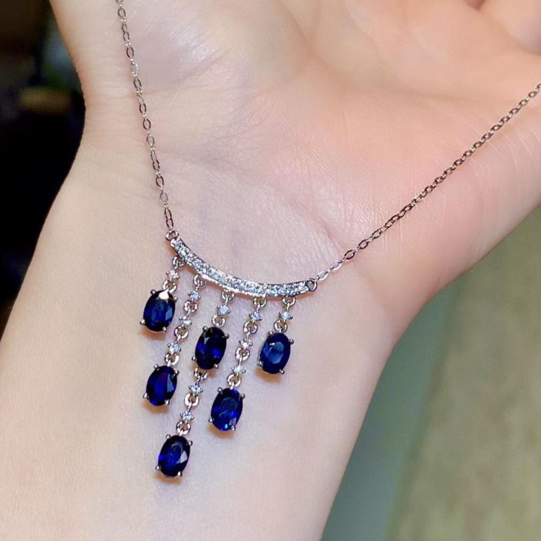 14k Gold 3.91 Ctw Natural Sapphire & Diamond Necklace: Ref:231095108 // gold content:14k gold // main gemstone:sapphire // shape:oval // carat weight:3. 67ct // color:blue // treatment:natural // // adjacent gemstone 2 : diamond // shape:round // carat we