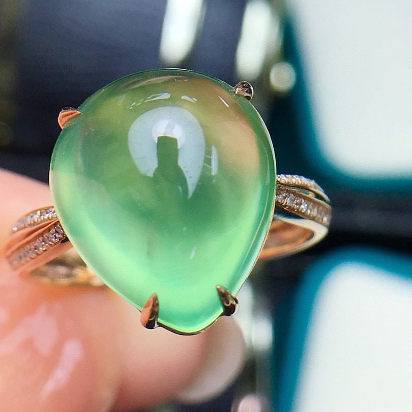 14k Gold 9.8 Ct Natural Prehnite & Diamond Ring: Ref:231095135 // gold content:14k gold // ring size:7. 25us // // main gemstone:prehnite // shape:pear // carat weight:9. 8ct // color:green // treatment:natural // // adjacent gemstone 2 : diamond