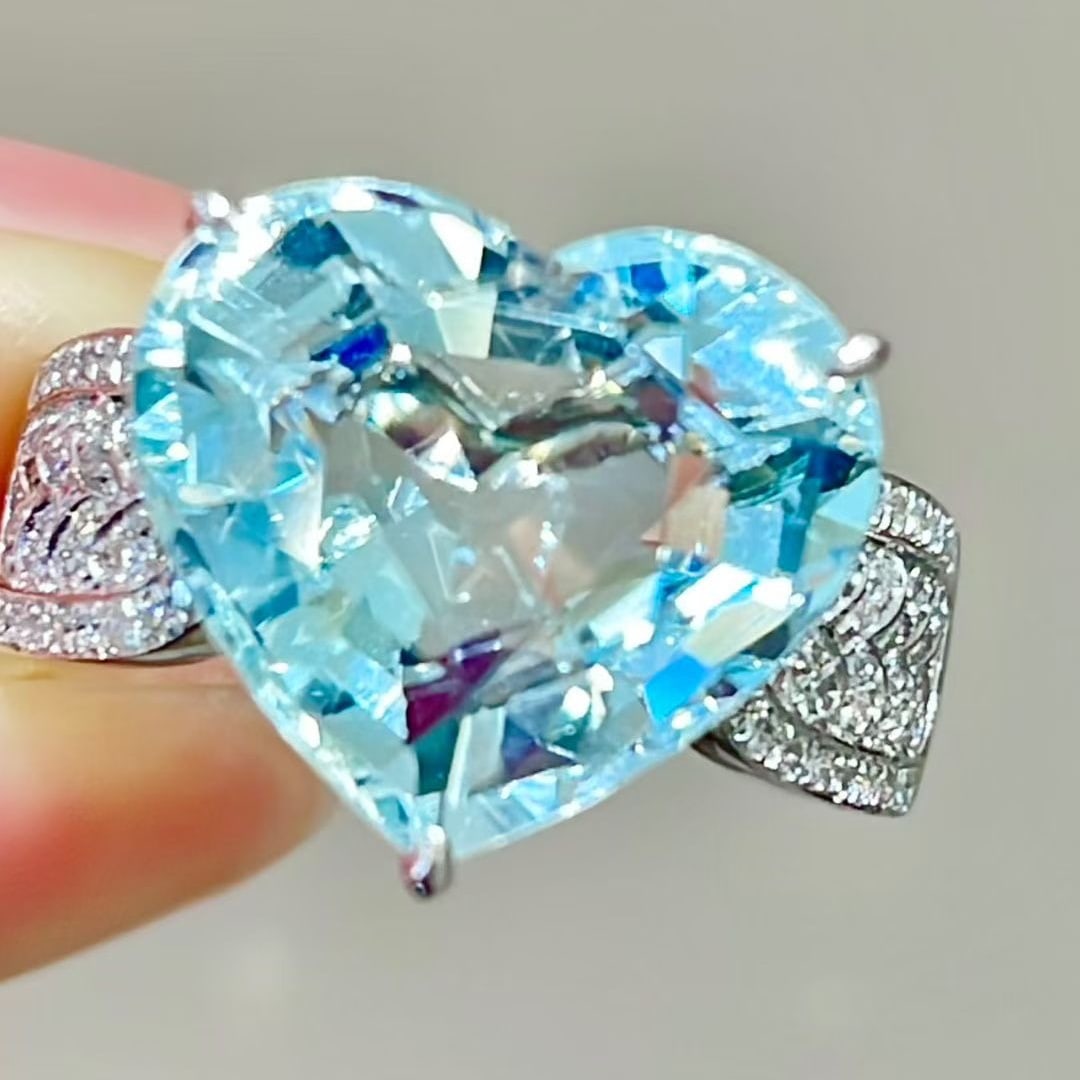 14k Gold 5.28 Ct Natural Aquamarine & Diamond Ring: Ref:231095173 // gold content:14k gold // ring size:7. 25us // // main gemstone:aquamarine // shape:heart // carat weight:5. 28ct // color:blue // treatment:natural // // adjacent gemstone 2 : diamond