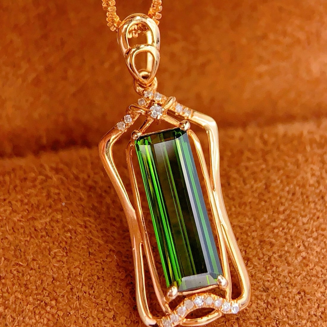 14k Gold 1.8 Ct Natural Tourmaline & Diamond Pendant( Without Chain ): Ref:231095250 // gold content:14k gold // main gemstone:tourmaline // shape:octagonal // carat weight:1. 8ct // color:green // treatment:natural // // adjacent gemstone 2 : diamond // number of