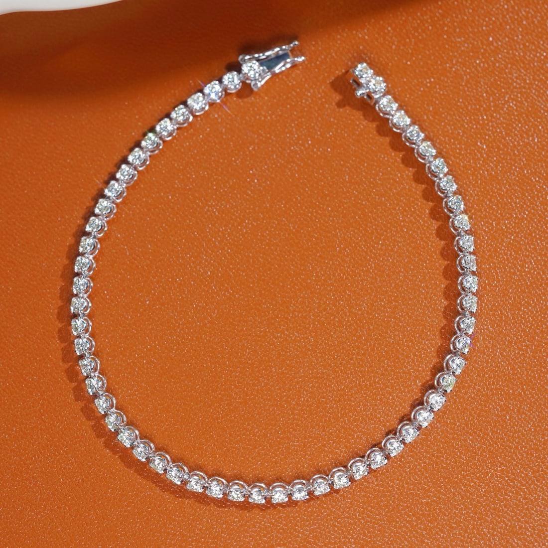 14k Gold 2.00 Ct Natural H Diamond Bracelet: Ref:231096010 // gold content:14k gold // main gemstone:diamond // shape:round // carat weight:2. 00ct // clarity grade:vs-si // color:h // treatment:natural // cut grade:g // Condition: New Low