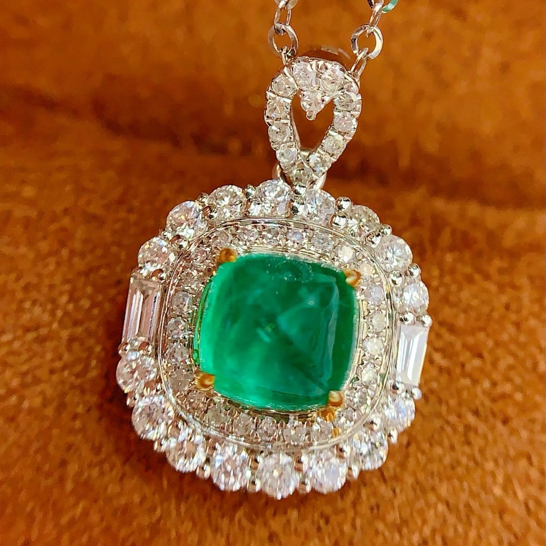14k Gold 0.7 Ct Natural Emerald & Diamond & Sapphire Pendant( Without Chain ): Ref:231096053 // gold content:14k gold // main gemstone:emerald // shape:sugar-loaf // carat weight:0. 7ct // color:green // treatment:natural // // adjacent gemstone 2 : diamond // number of