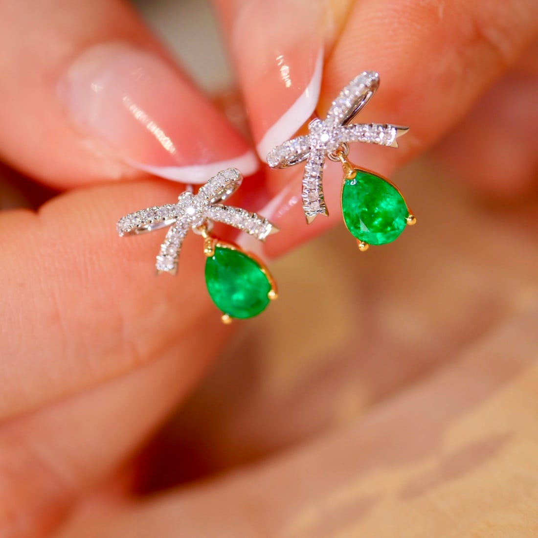 14k Gold 1.58 Ctw Vivid Green Natural Emerald & Diamond Earrings: Ref:231096060 // gold content:14k gold // main gemstone:emerald // shape:pear // carat weight:1. 4ct // color:vivid green // treatment:natural // // adjacent gemstone 2 : diamond // shape:round // car
