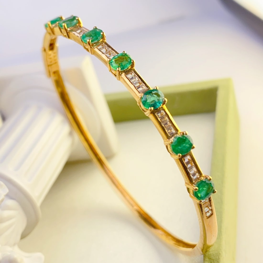 14k Gold 2.85 Ct Natural Emerald & Sapphire Bangle: Ref:231096062 // gold content:14k gold // main gemstone:emerald // shape:oval // carat weight:2. 85ct // color:green // treatment:natural // // adjacent gemstone 2 : sapphire // number of stones:32 //