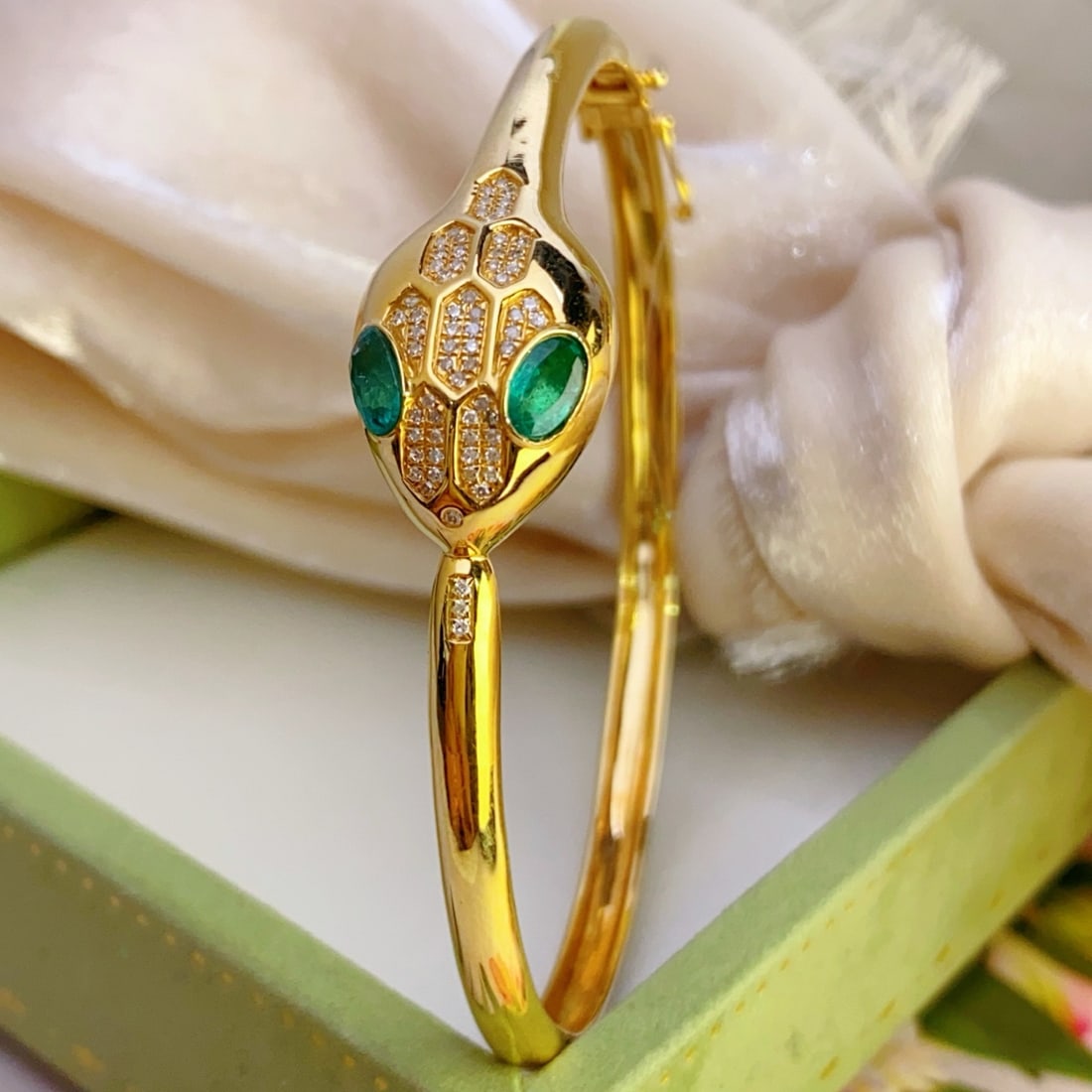 14k Gold 0.88 Ct Natural Emerald & Diamond Bangle: Ref:231096067 // gold content:14k gold // main gemstone:emerald // shape:oval // carat weight:0. 88ct // color:green // treatment:natural // // adjacent gemstone 2 : diamond // number of stones:68 //