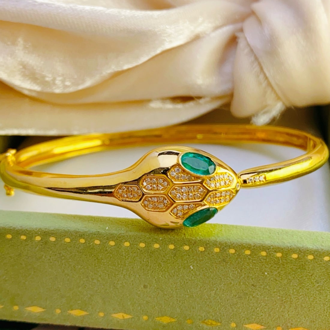 14k Gold 0.88 Ct Natural Emerald & Diamond Bangle - 4