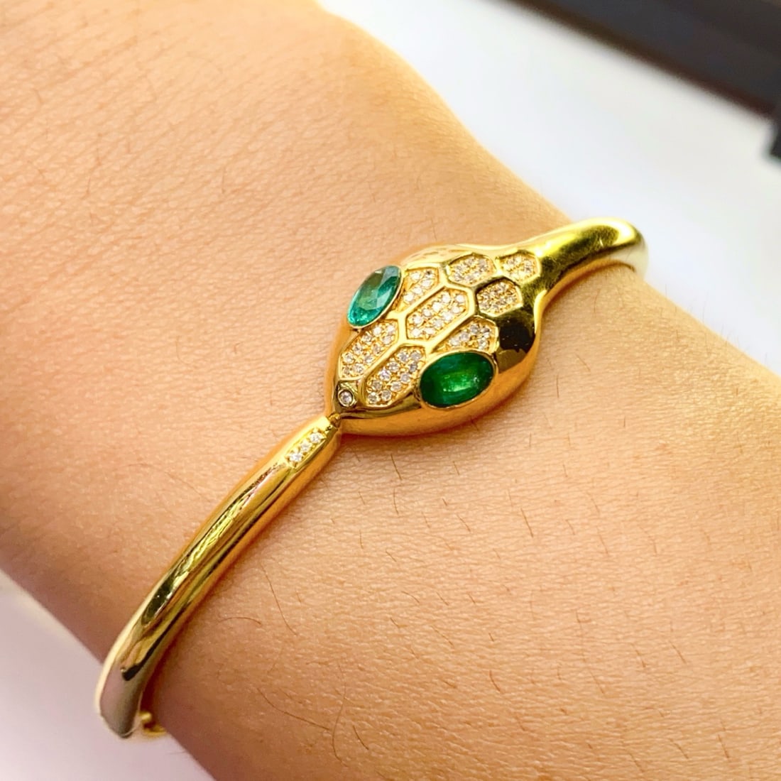 14k Gold 0.88 Ct Natural Emerald & Diamond Bangle - 5