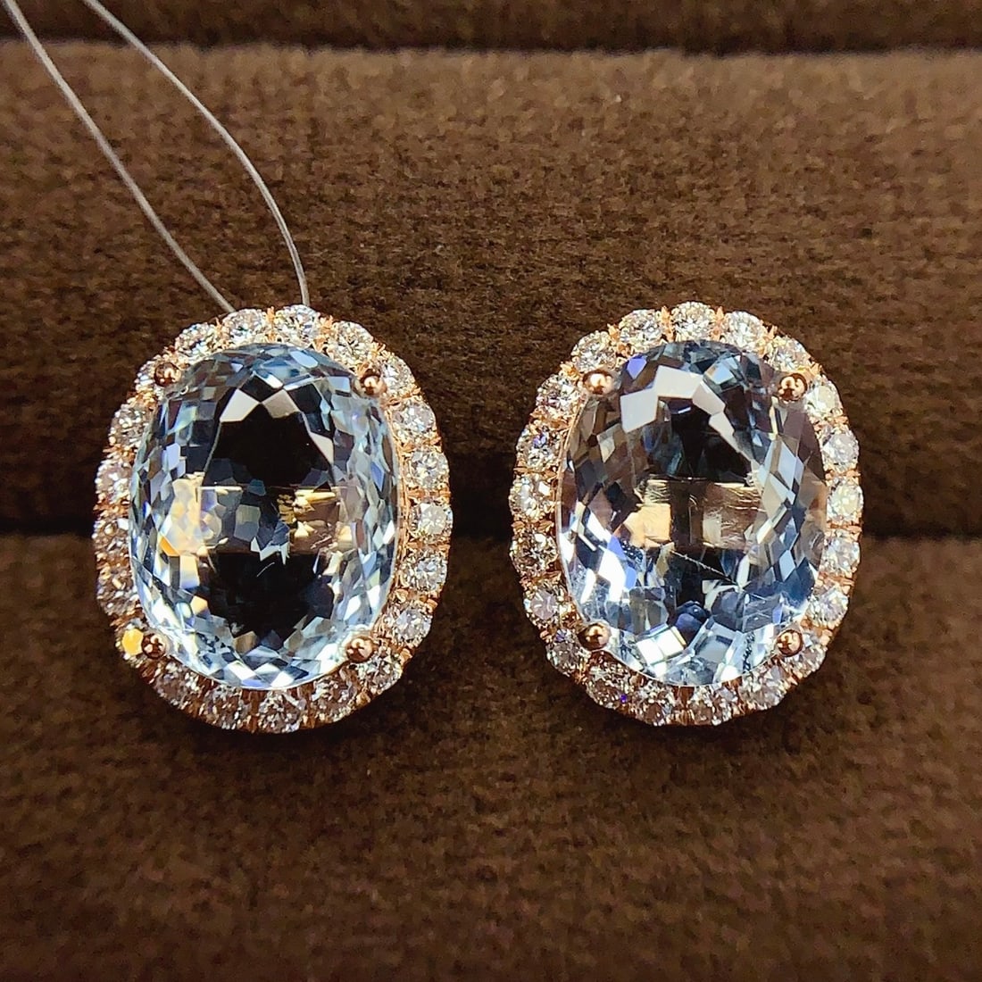 14k Gold 5.94 Ct Natural Aquamarine & Diamond Earrings: Ref:231096081 // gold content:14k gold // main gemstone:aquamarine // shape:oval // carat weight:5. 94ct // color:santa maria color // treatment:natural // // adjacent gemstone 2 : diamond // number o