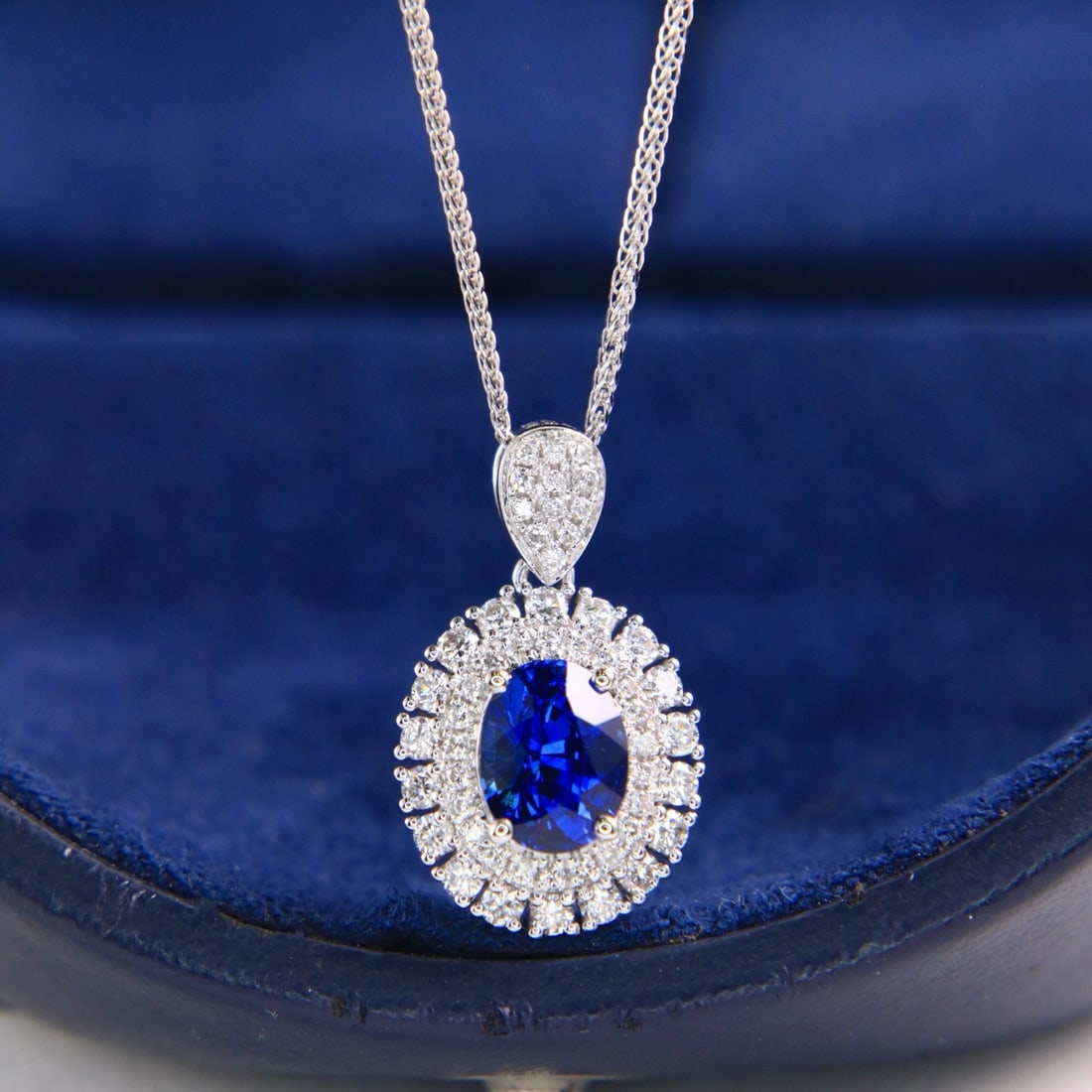 14k Gold 1.41 Ctw Natural Sapphire & Diamond Necklace: Ref:231096092 // gold content:14k gold // main gemstone:sapphire // shape:oval // carat weight:1. 07ct // color:royal blue // treatment:natural // // adjacent gemstone 2 : diamond // shape:round //