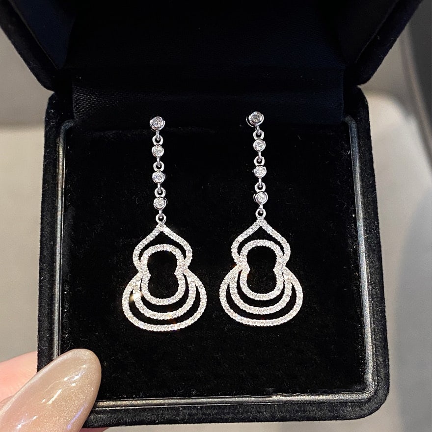 14k Gold 0.6 Ct Natural H Diamond Earrings: Ref:231096096 // gold content:14k gold // main gemstone:diamond // shape:round // carat weight:0. 6ct // clarity grade:vs-si // color:h // treatment:natural // cut grade:g // Low Estimate: 2600