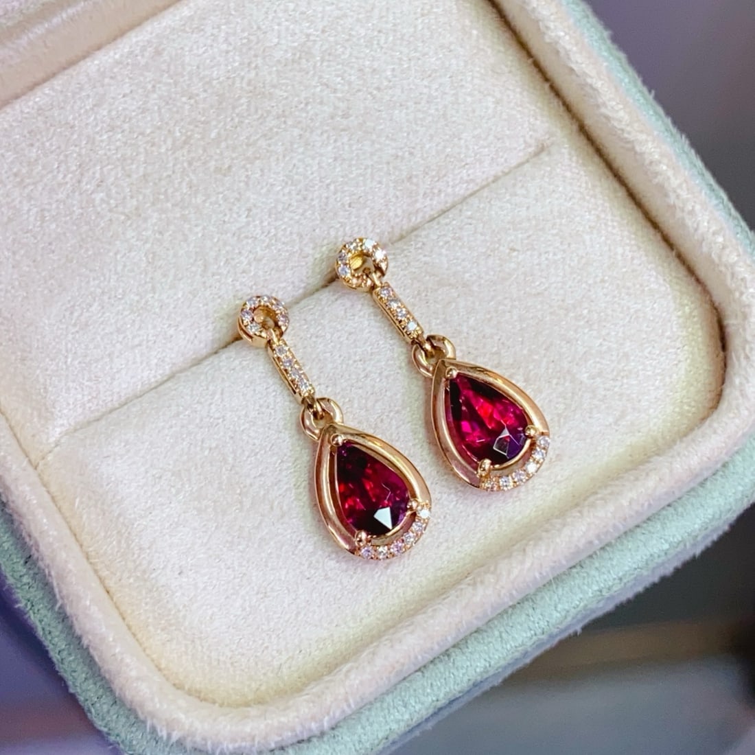 14k Gold 0.94 Ctw Natural Tourmaline & Diamond Earrings: Ref:231096103 // gold content:14k gold // main gemstone:tourmaline // shape:pear // carat weight:0. 85ct // color:red // treatment:natural // // adjacent gemstone 2 : diamond // number of stones:32