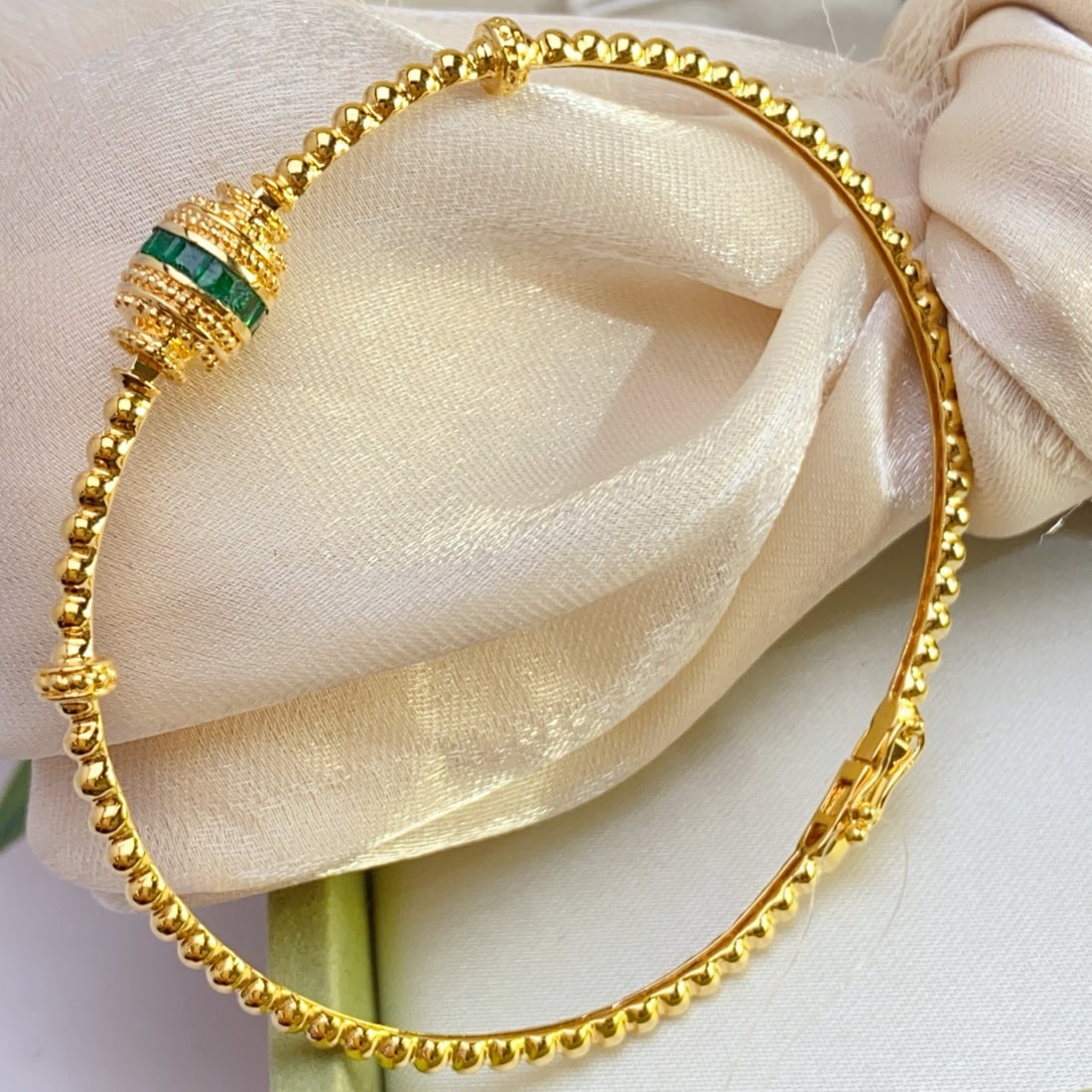 14k Gold 1.10 Ct Natural Emerald Bangle - 4