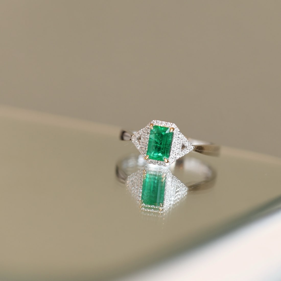14k Gold 0.71 Ctw Natural Emerald & Diamond Ring: Ref:231096126 // gold content:14k gold // ring size:7. 25us // // main gemstone:emerald // shape:octagonal // carat weight:0. 56ct // color:green // treatment:natural // // adjacent gemstone 2 : diamo