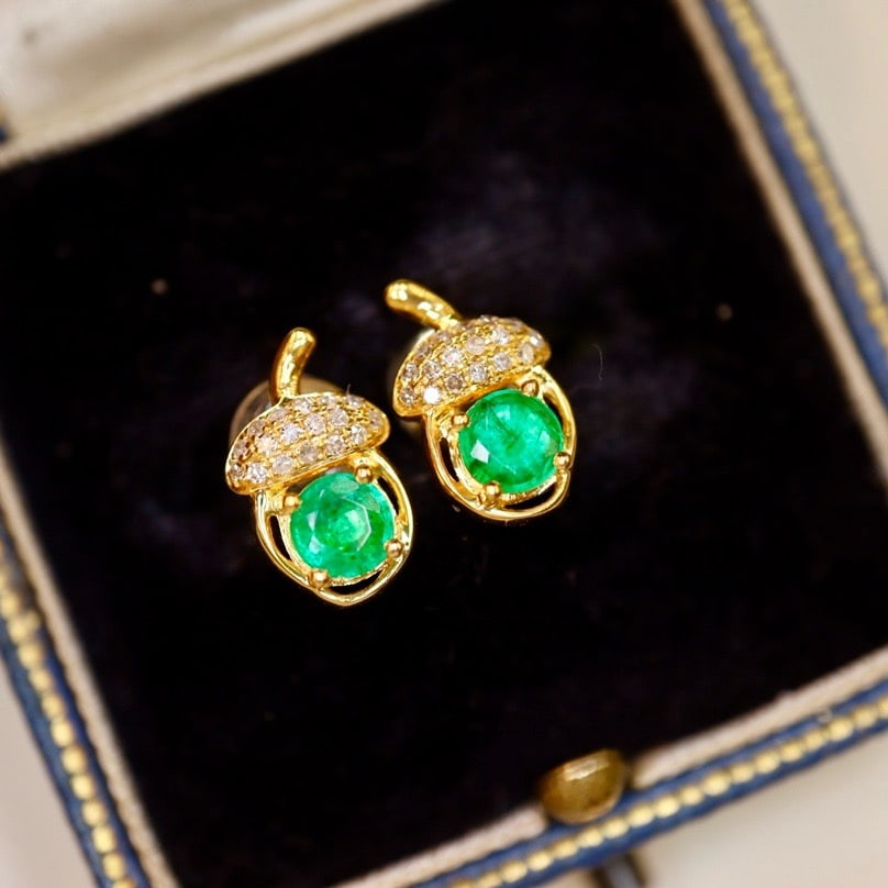 14k Gold 0.38 Ctw Vivid Green Natural Emerald & Diamond Earrings: Ref:231096138 // gold content:14k gold // main gemstone:emerald // shape:round // carat weight:0. 3ct // color:vivid green // treatment:natural // cut grade:g // // adjacent gemstone 2 : diamond //