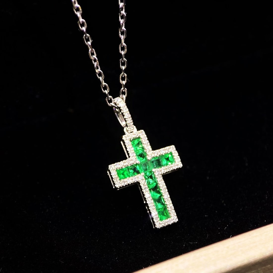 14k Gold 0.5 Ct Natural Emerald & Diamond Pendant( Without Chain ): Ref:231096146 // gold content:14k gold // main gemstone:emerald // shape:princess // carat weight:0. 5ct // color:green // treatment:natural // // adjacent gemstone 2 : diamond // shape:round //