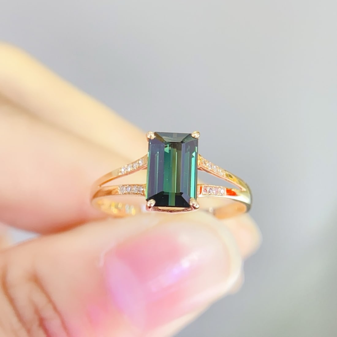 14k Gold 2.2 Ct Natural Tourmaline & Diamond Ring: Ref:231096147 // gold content:14k gold // ring size:7. 25us // // main gemstone:tourmaline // shape:octagonal // carat weight:2. 2ct // color:green // treatment:natural // // adjacent gemstone 2 :
