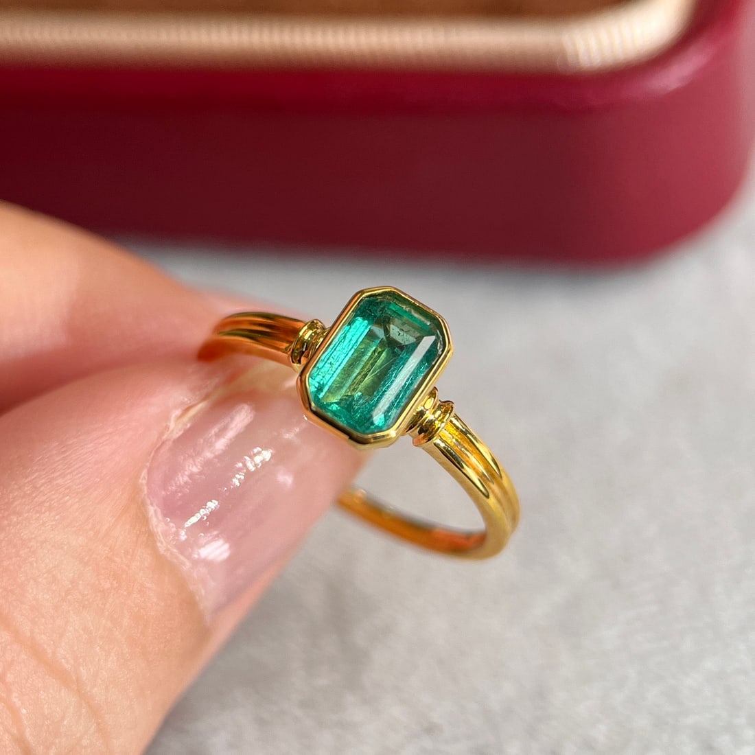 14k Gold 0.8 Ct Natural Emerald Ring: Ref:231096148 // gold content:14k gold // ring size:7. 25us // // main gemstone:emerald // shape:octagonal // carat weight:0. 8ct // color:green // treatment:natural // Low Estimate: 3700 Condition: