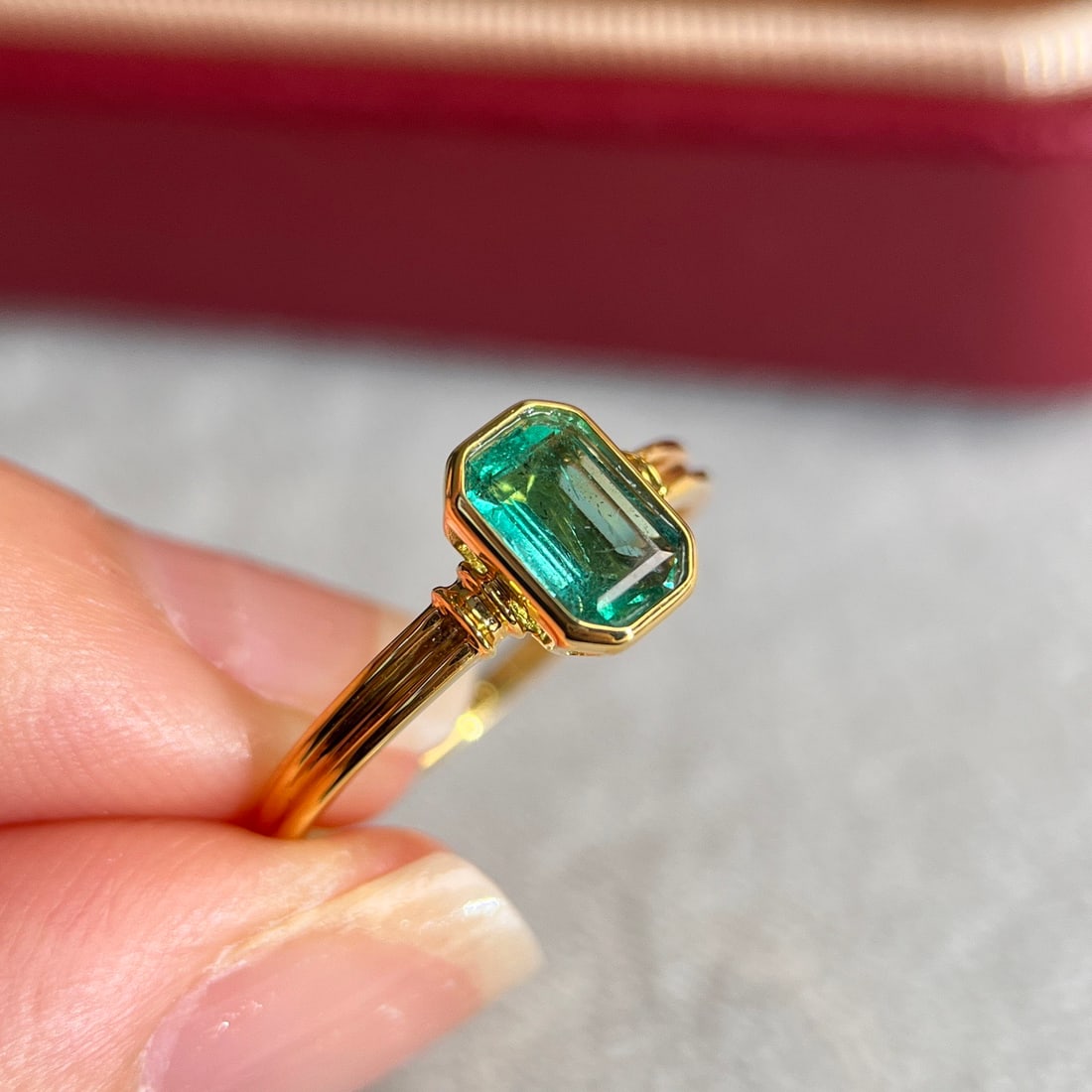 14k Gold 0.8 Ct Natural Emerald Ring - 2