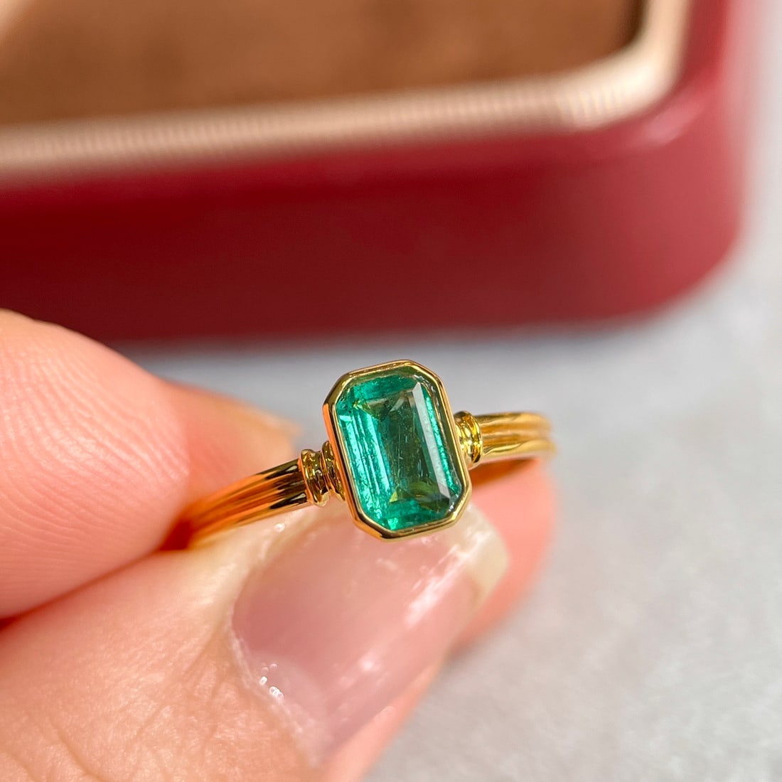 14k Gold 0.8 Ct Natural Emerald Ring - 4
